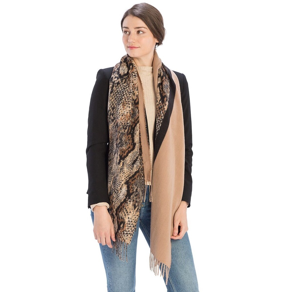 SOLD❣️🗼NEW! Snake Print Scarf 🧣